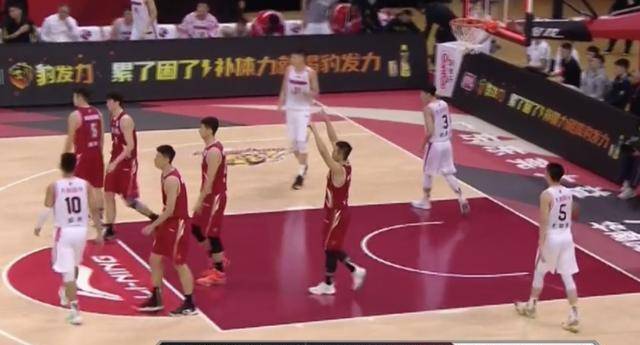  法兰克福新帅首秀带队取三分  