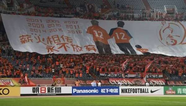  柏林联合主场球迷横幅致敬功勋教练  