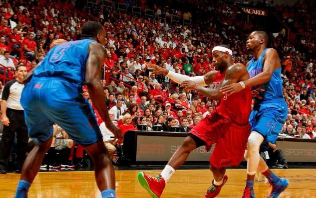  雷霆新秀隔扣戈贝尔引爆全场  