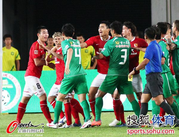  马赛德比战火药味十足，双方球员险冲突  